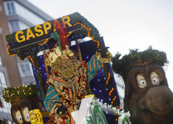 La masiva Cabalgata de Reyes de Vigo 2023: momentos entrañables, travesuras y un cuarto Rey Mago