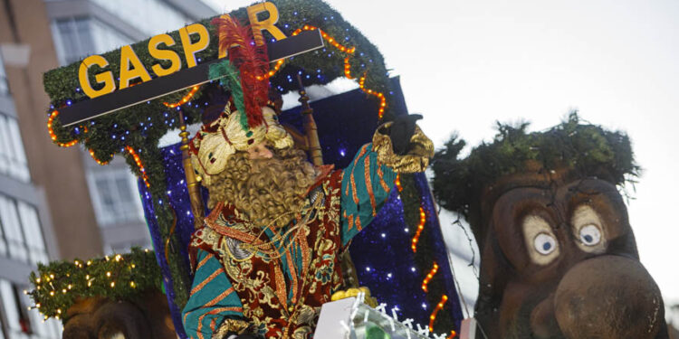 La masiva Cabalgata de Reyes de Vigo 2023: momentos entrañables, travesuras y un cuarto Rey Mago
