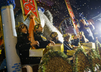 La masiva Cabalgata de Reyes de Vigo 2023: momentos entrañables, travesuras y un cuarto Rey Mago