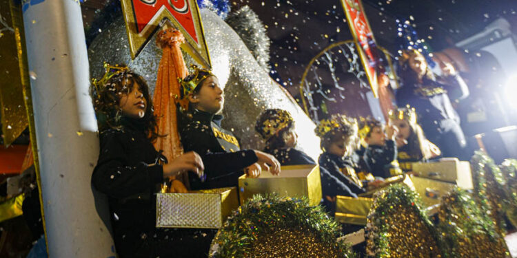 La masiva Cabalgata de Reyes de Vigo 2023: momentos entrañables, travesuras y un cuarto Rey Mago