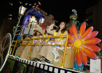 La masiva Cabalgata de Reyes de Vigo 2023: momentos entrañables, travesuras y un cuarto Rey Mago