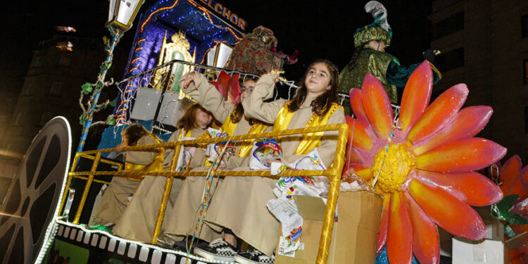 La masiva Cabalgata de Reyes de Vigo 2023: momentos entrañables, travesuras y un cuarto Rey Mago