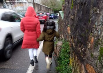 Concentración en un colegio de Vigo para pedir más seguridad de camino al centro
