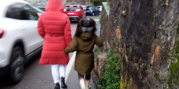 Concentración en un colegio de Vigo para pedir más seguridad de camino al centro
