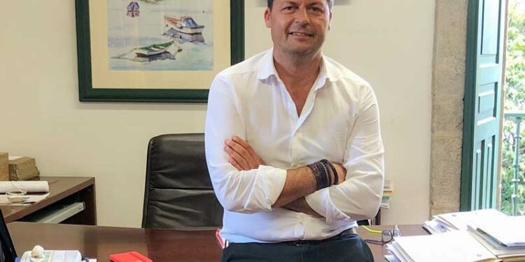 El juez imputa cargos de prevaricación y falsedad documental al alcalde de Baiona por sacarse multas