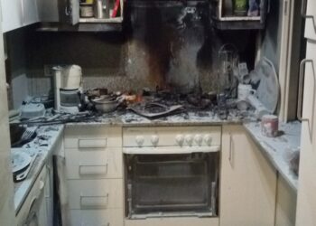 Trasladada una persona al Álvaro Cunqueiro tras sufrir un incendio en su cocina