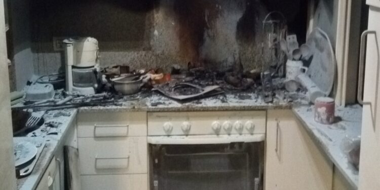 Trasladada una persona al Álvaro Cunqueiro tras sufrir un incendio en su cocina