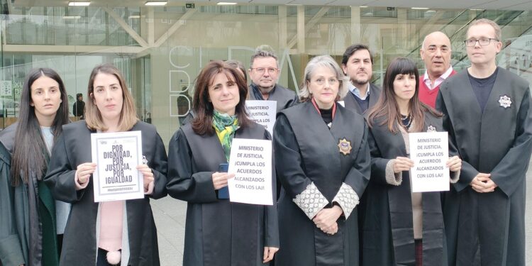 Secretarios judiciales se concentran en Vigo, en el tercer día de huelga, para reclamar adecuación salarial