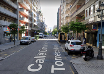 Los reflejos de una madre y su hija evitan un doble atropello en Vigo