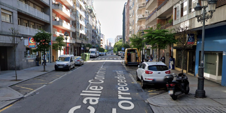 Los reflejos de una madre y su hija evitan un doble atropello en Vigo