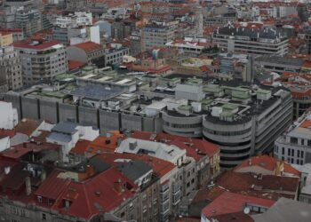 Una persona herida tras chocar contra un letrero en el aparcamiento de un centro comercial de Vigo