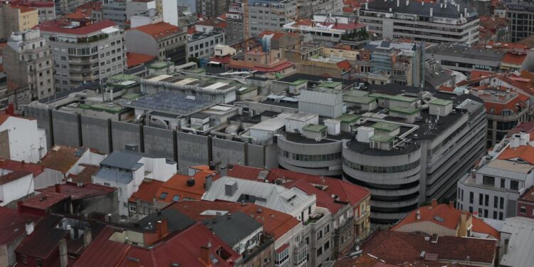 Una persona herida tras chocar contra un letrero en el aparcamiento de un centro comercial de Vigo
