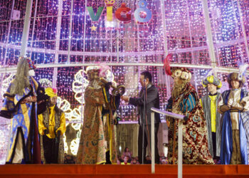 La masiva Cabalgata de Reyes de Vigo 2023: momentos entrañables, travesuras y un cuarto Rey Mago