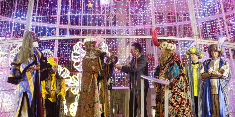 La masiva Cabalgata de Reyes de Vigo 2023: momentos entrañables, travesuras y un cuarto Rey Mago