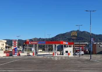 Eroski abre en Nigrán su primera gasolinera en el área metropolitana de Vigo, con descuentos del 4%