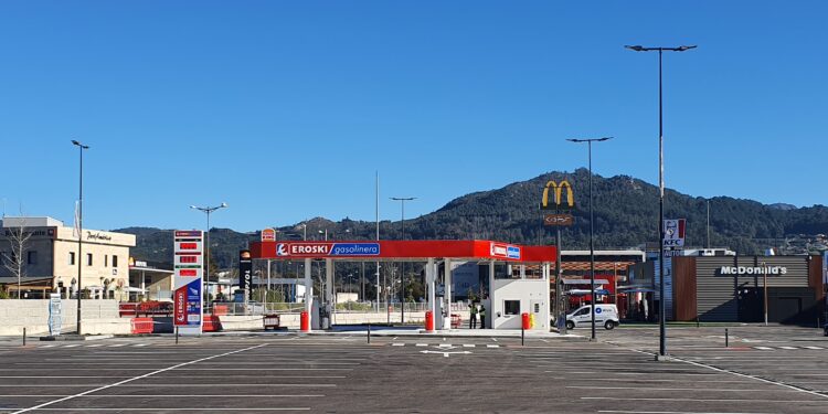 Eroski abre en Nigrán su primera gasolinera en el área metropolitana de Vigo, con descuentos del 4%