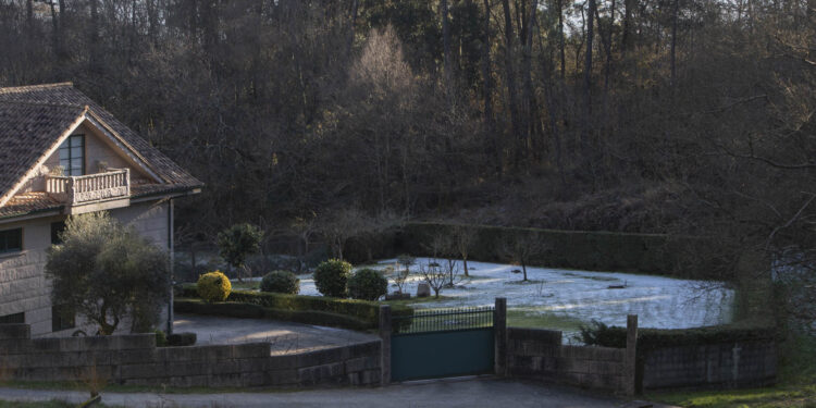 Las borrascas dejan un aviso amarillo por lluvias y nieve en A Cañiza y alerta naranja en la costa