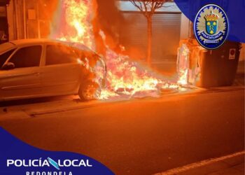 Importantes daños en un vehículo tras arder varios contenedores en Redondela