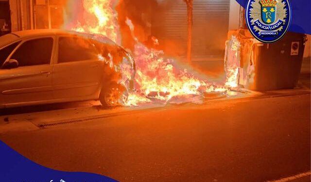 Importantes daños en un vehículo tras arder varios contenedores en Redondela