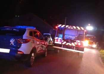 Un incendio en Mos calcina el tejado de una vivienda