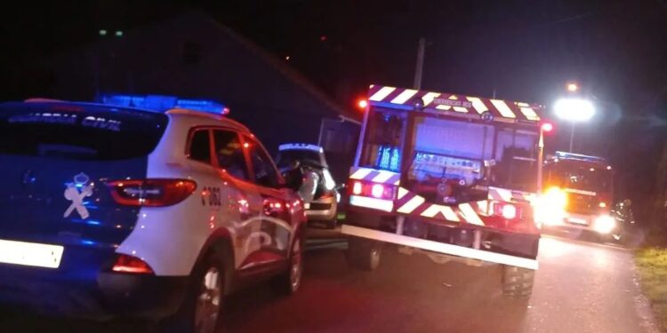 Un incendio en Mos calcina el tejado de una vivienda