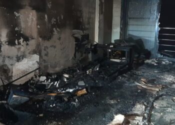 Los bomberos rescatan a una mujer y a sus dos mascotas por la ventana de su piso en llamas