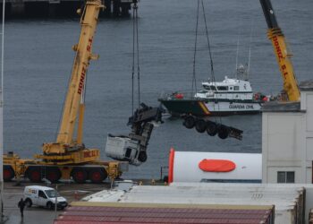 Retirado con unas grúas el camión del conductor fallecido en el muelle de Guixar