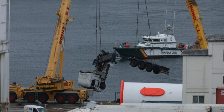 Retirado con unas grúas el camión del conductor fallecido en el muelle de Guixar