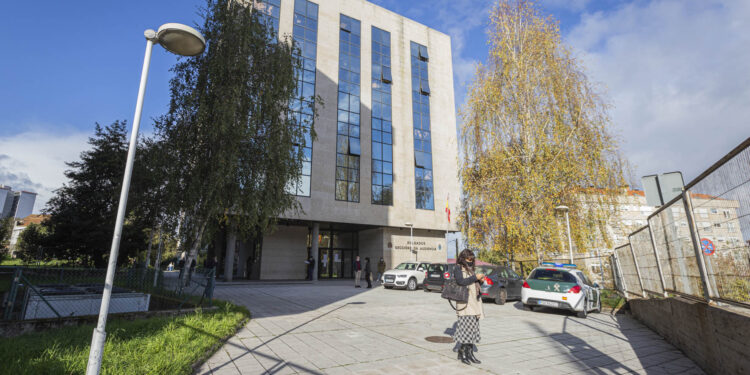 Condenados a penas que suman casi 12 años por robar a un matrimonio de Vigo a punta de cuchillo