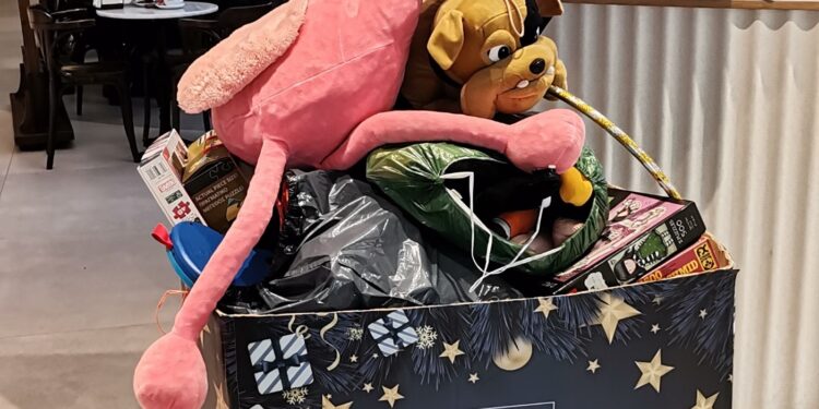 El Gran Vía de Vigo recauda más de 3.500 regalos para la campaña ‘Cada niño, un juguete’
