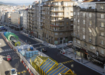 La Gran Vía extiende su gama cromática: nuevos pórticos toman la avenida viguesa
