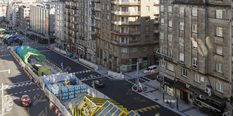 La Gran Vía extiende su gama cromática: nuevos pórticos toman la avenida viguesa