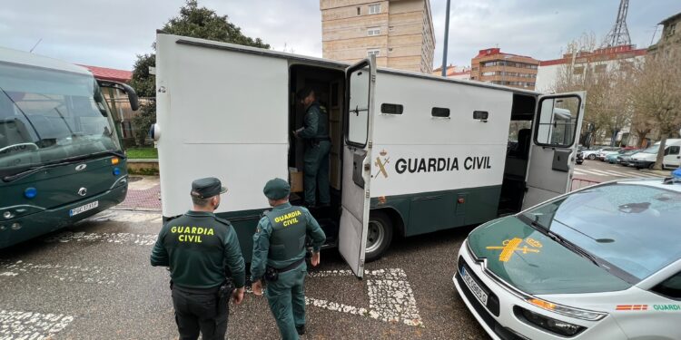 Un vigués y un redondelano, detenidos por robar 26.000 euros a un anciano en Lugo