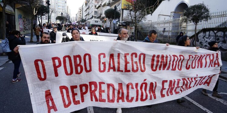 Unas 3.000 personas se manifiestan en Vigo contra la «depredación energética» y la «invasión eólica»