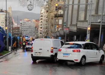 Herido un motorista en Vigo tras chocar contra una patrulla de policía en alerta