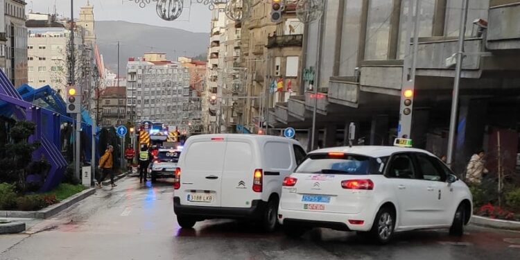 Herido un motorista en Vigo tras chocar contra una patrulla de policía en alerta
