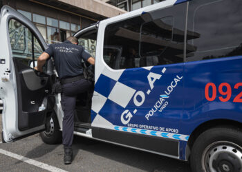Un agente accede a una furgoneta de la Policía Local