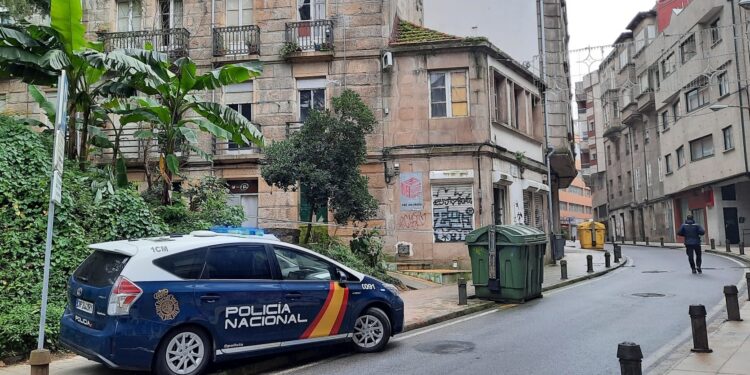 Una patrulla de la Policía Nacional, en la calle Romil. / Foto: Archivo