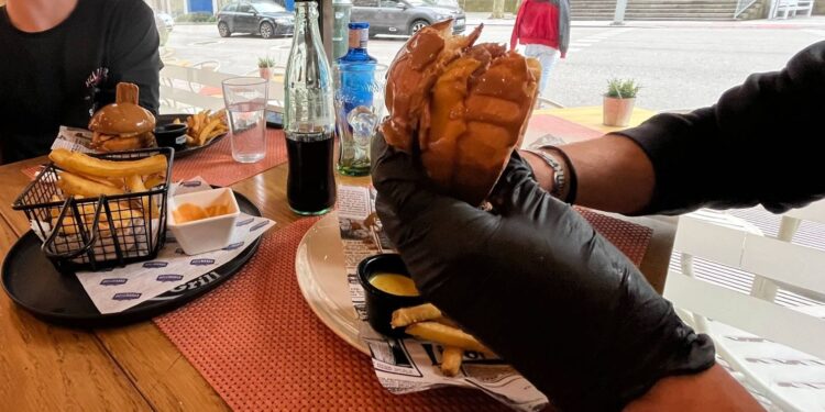 Hamburguesas Baruta para comer con guantes, la tendencia que se asienta en el centro de Vigo