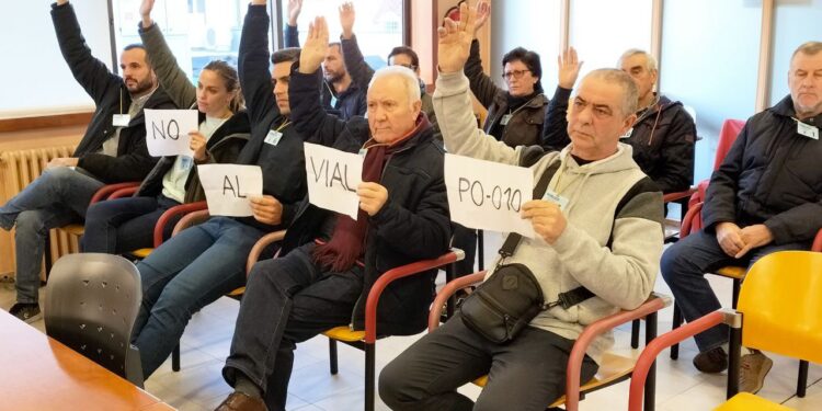 Protesta en el pleno de Vigo: los afectados por el vial de Beade piden intervenir al negárseles una reunión