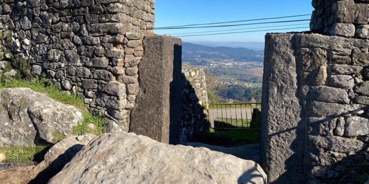 Reconstruyen en Santa Trega por primera vez la puerta de acceso a un castro de la Edad de Hierro