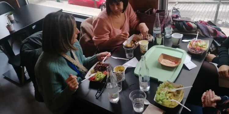 El nuevo restaurante de ‘fast food’ saludable con un supermercado propio en el centro de Vigo