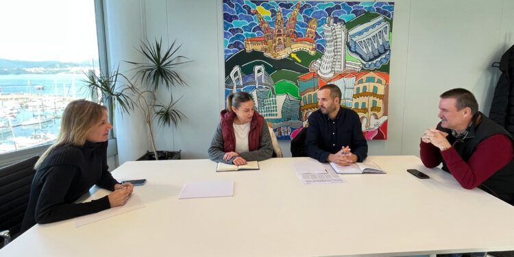 Afectados por el vial de Beade lamentan que Caballero lleve más de un año sin recibirles