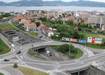 Una persona excarcelada tras volcar con su vehículo en la VG-20