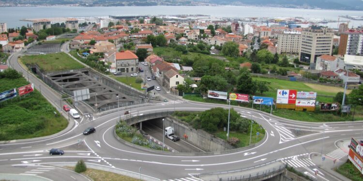 Una persona excarcelada tras volcar con su vehículo en la VG-20