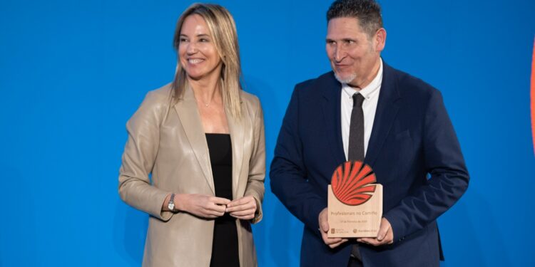 Los taxistas vigueses reciben el premio que reconoce su contribución al éxito del Xacobeo