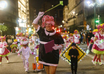Vigo se echa a la calle para vivir un descomunal desfile de comparsas de Carnaval