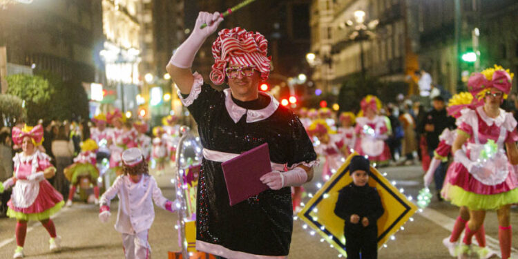 Vigo se echa a la calle para vivir un descomunal desfile de comparsas de Carnaval