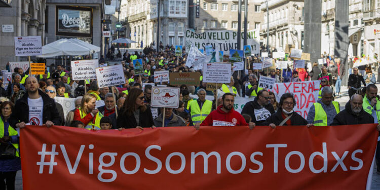 Cientos de personas y 17 colectivos reclaman «un Vigo para todxs» con una marcha de protesta: «Alcalde, escoita!»