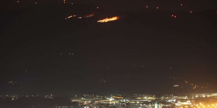 Los incendios arrasan el norte de Portugal en pleno mes de febrero con fuegos visibles desde Puxeiros